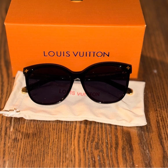 Louis Vuitton Elegant Black Sunglasses